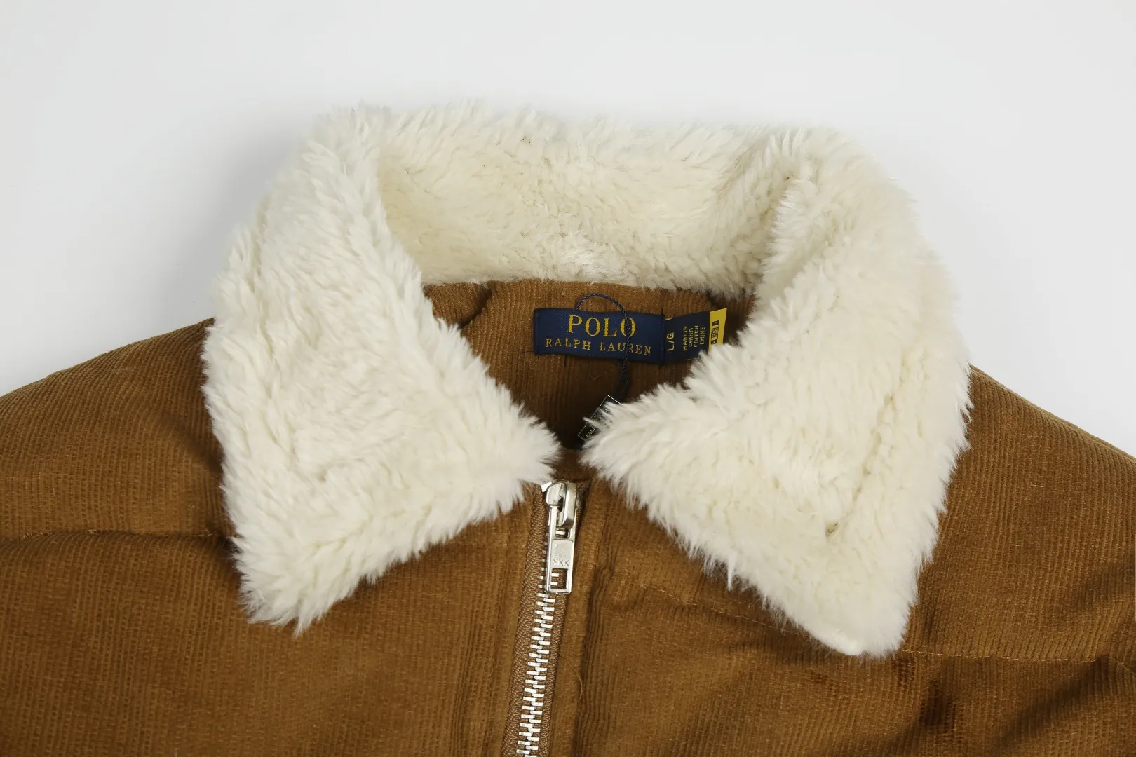 P610 White background picture [Popular item] Style number: 24382# Color: Khaki Brown Size: S to The original YKK white copper nude zipper has zipper pockets on both sides ✅ - RL2024 new down jacket Khaki corduroy cotton jacket The warm atmosphere of autumn and winter is online. The comfort brought by the cotton corduroy face and the three-dimensional grain velvet lapels. The high-waisted short version takes into account both the fit and warmth.